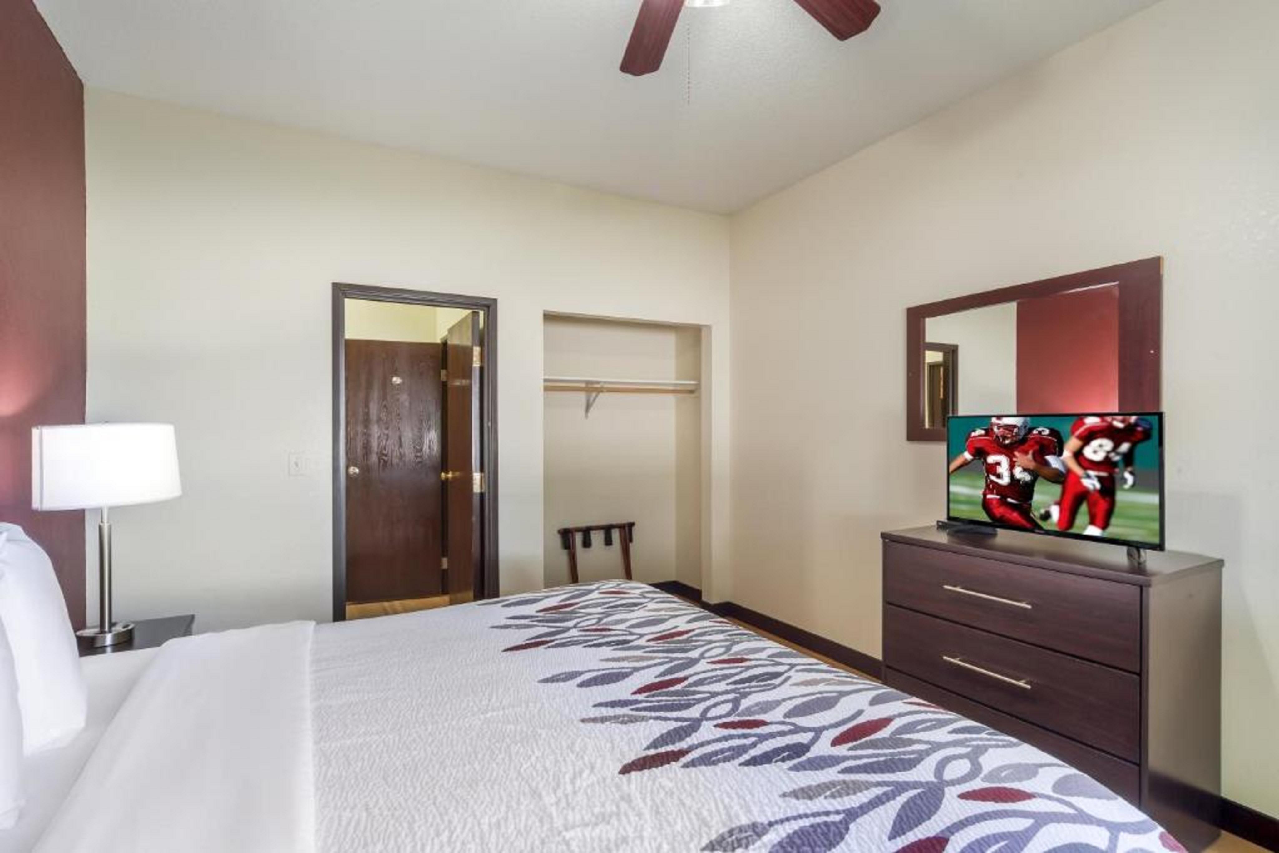 Red Roof Inn & Suites Omaha - Council Bluffs Bagian luar foto